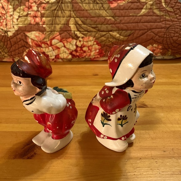 Vintage Wales Norwich kissing Dutch salt & pepper shakers, good condition - Picture 5 of 11